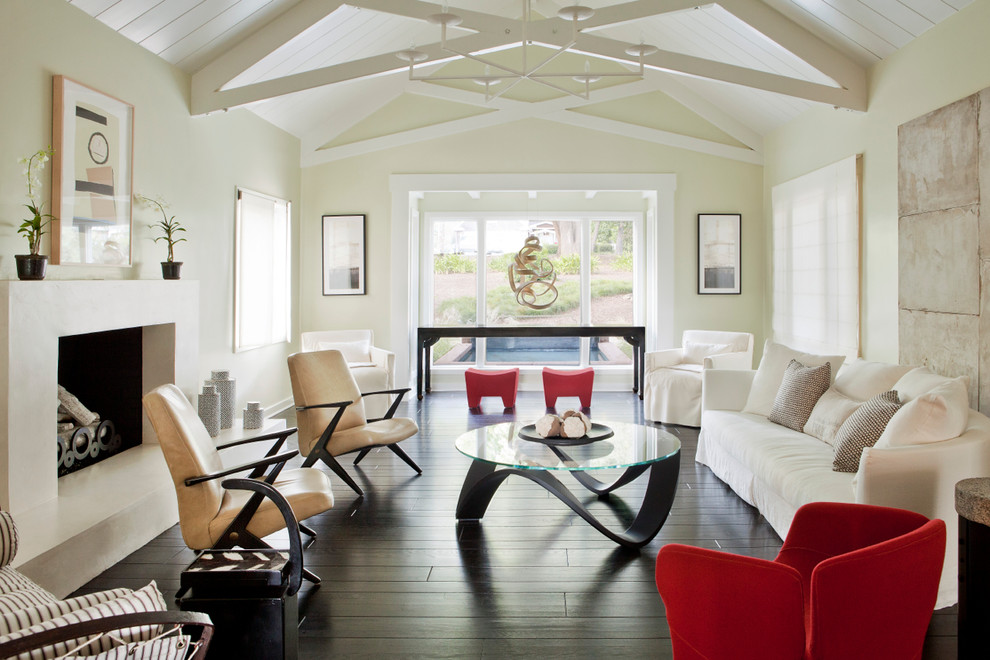 Cette photo montre un salon tendance avec une cheminée standard, une salle de réception, un mur beige et parquet foncé.