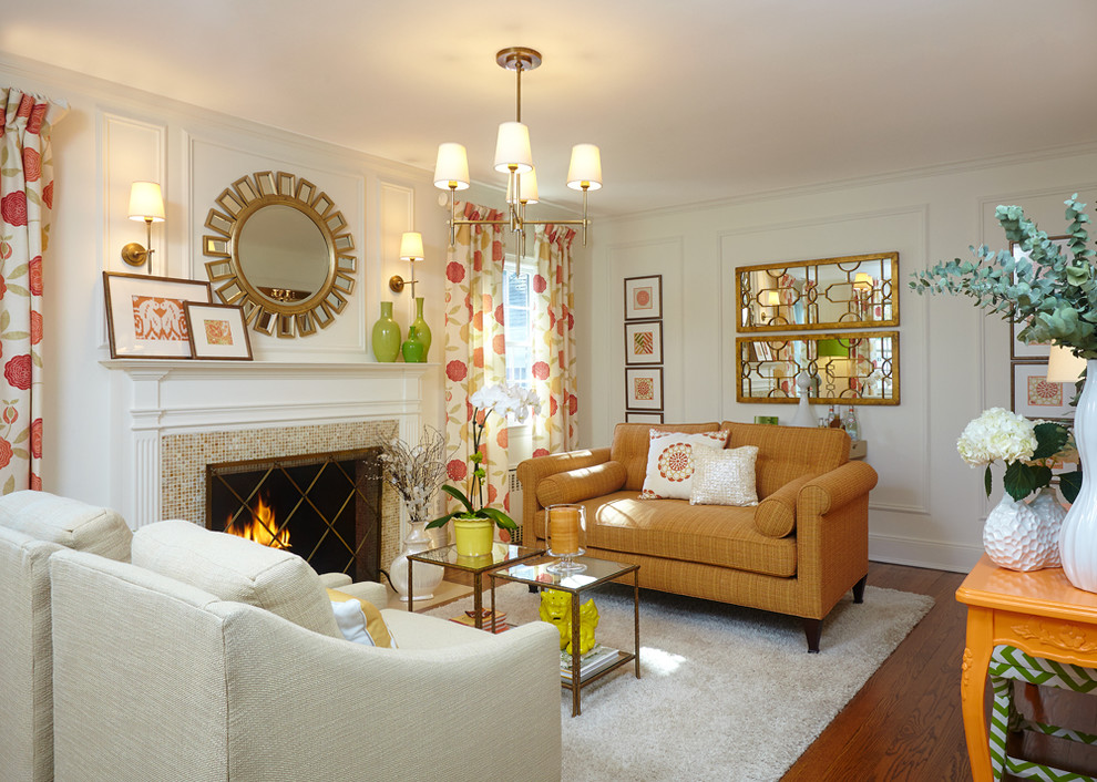Mittelgroßes, Repräsentatives Klassisches Wohnzimmer mit weißer Wandfarbe, gefliester Kaminumrandung, braunem Holzboden und Kamin in New York
