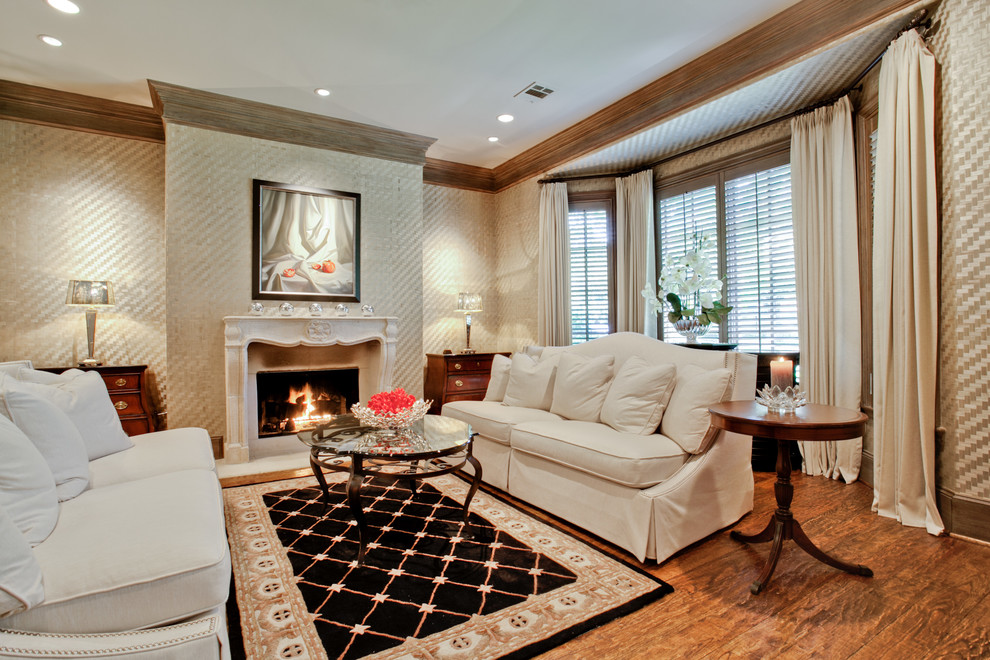 На фото: гостиная комната в классическом стиле с бежевыми стенами и стандартным камином