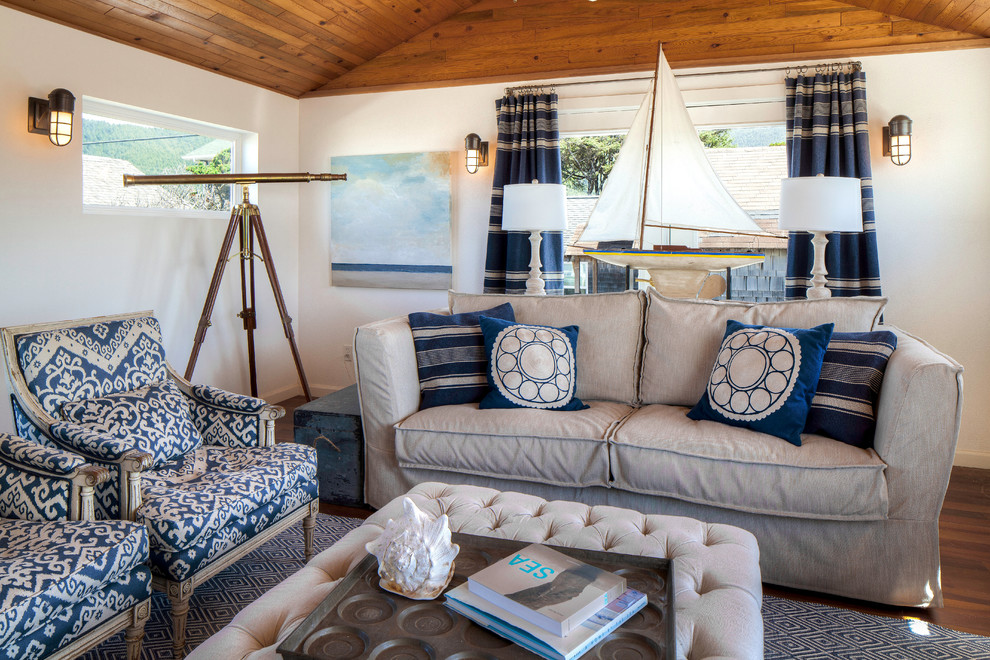 Diseño de salón para visitas costero con paredes blancas, suelo de madera en tonos medios y cortinas