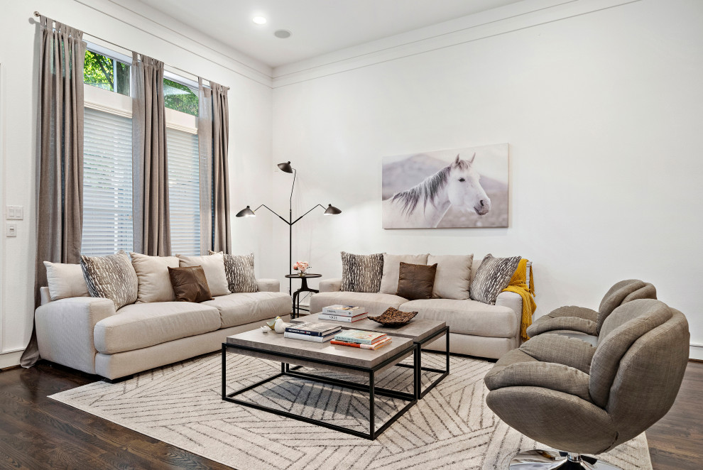 Modernes Wohnzimmer mit weißer Wandfarbe, dunklem Holzboden, braunem Boden, Kaminumrandung aus Stein und TV-Wand in Houston