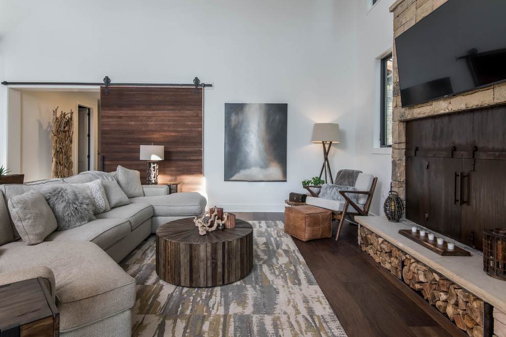 Réalisation d'un salon chalet de taille moyenne et ouvert avec un mur blanc, un téléviseur fixé au mur, moquette, aucune cheminée, un sol gris et éclairage.