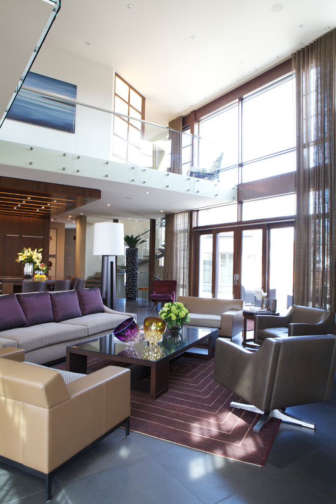 Esempio di un grande soggiorno moderno stile loft con sala formale, pareti bianche, camino lineare Ribbon, cornice del camino in metallo e nessuna TV