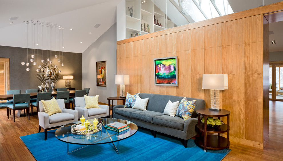 Modernes Wohnzimmer mit braunem Holzboden in Minneapolis