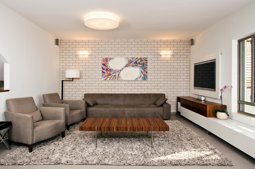 Inspiration for a modern living room in Tel Aviv with white walls.