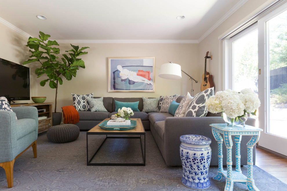 Repräsentatives Klassisches Wohnzimmer ohne Kamin mit beiger Wandfarbe, braunem Holzboden und freistehendem TV in San Francisco