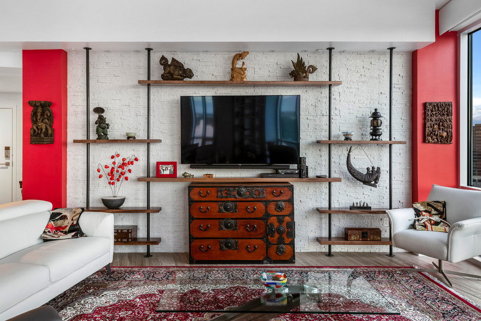 Imagen de salón para visitas abierto contemporáneo de tamaño medio sin chimenea con paredes blancas, suelo de madera clara, televisor colgado en la pared y suelo beige