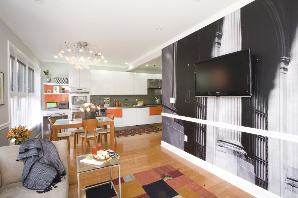 Bild på ett funkis vardagsrum, med mellanmörkt trägolv och en väggmonterad TV