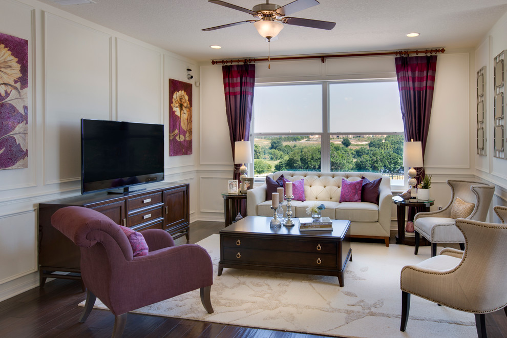 Foto di un soggiorno minimal con sala formale, pareti beige, parquet scuro e TV autoportante