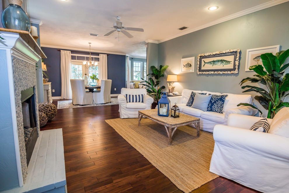 Ispirazione per un soggiorno stile marino di medie dimensioni con pareti blu, pavimento in legno massello medio e camino classico