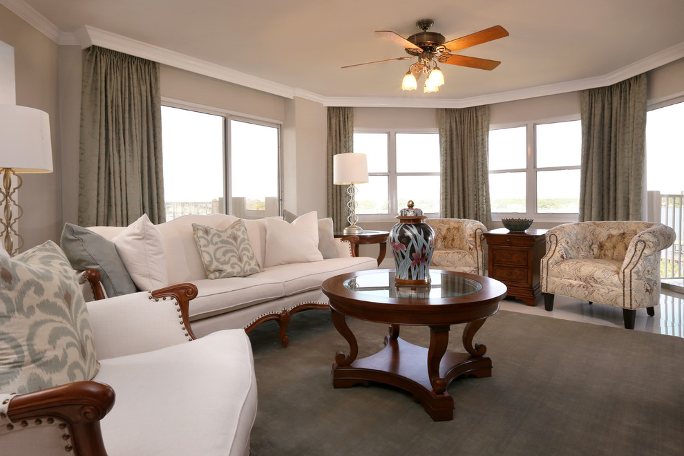 Mittelgroßes, Repräsentatives Klassisches Wohnzimmer mit grauer Wandfarbe und Porzellan-Bodenfliesen in Orlando