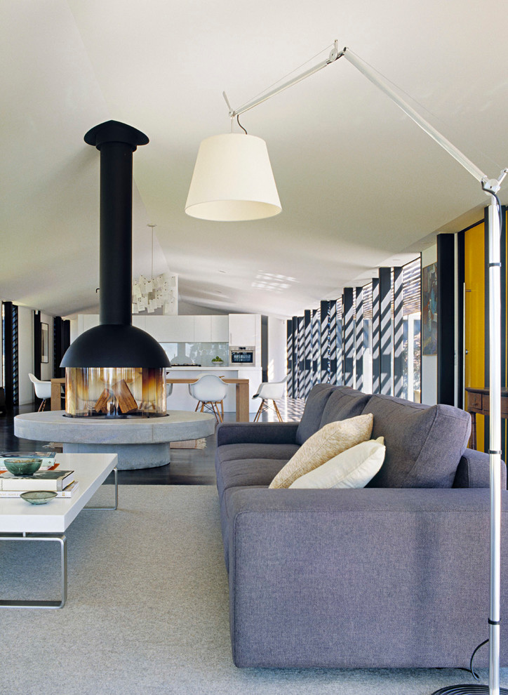 Offenes Modernes Wohnzimmer mit weißer Wandfarbe, dunklem Holzboden und Kaminofen in Melbourne