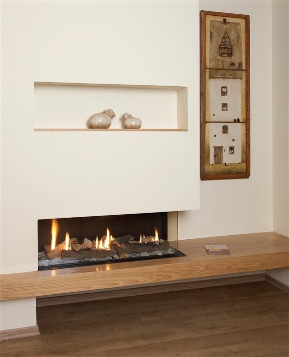 Imagen de salón moderno con paredes blancas, suelo de madera en tonos medios, marco de chimenea de yeso y chimenea lineal