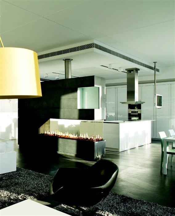На фото: гостиная комната в стиле модернизм с белыми стенами, бетонным полом и горизонтальным камином с