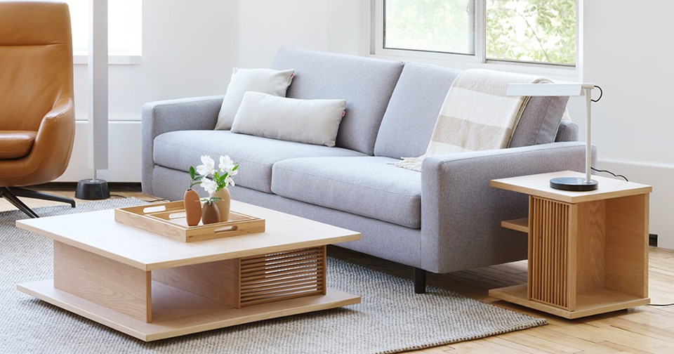 Modelo de salón para visitas abierto minimalista de tamaño medio sin chimenea y televisor con paredes beige y suelo de madera en tonos medios
