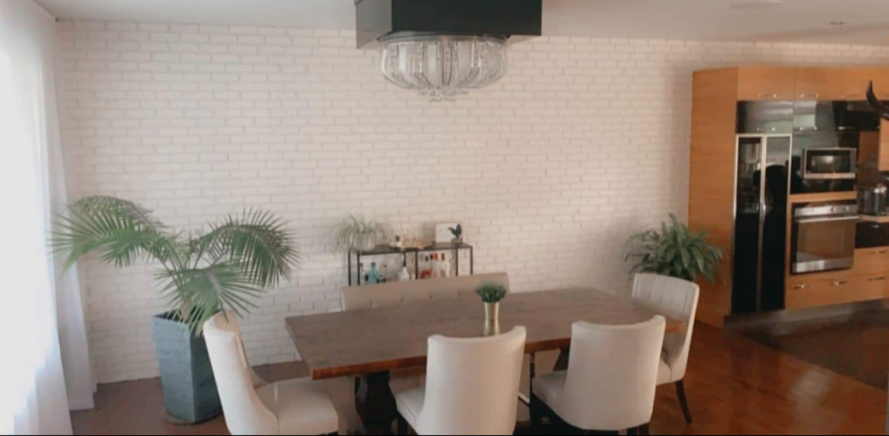 Ispirazione per una sala da pranzo con pareti bianche e pareti in mattoni