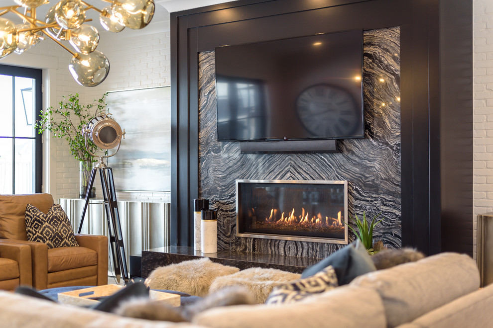 ソルトレイクシティにある中くらいなコンテンポラリースタイルのおしゃれなリビング (白い壁、淡色無垢フローリング、標準型暖炉、石材の暖炉まわり、壁掛け型テレビ、ベージュの床) の写真