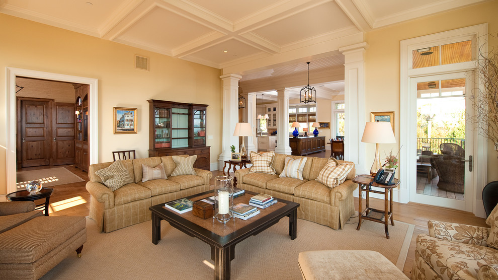Идея дизайна: большая изолированная гостиная комната в классическом стиле с желтыми стенами и паркетным полом среднего тона