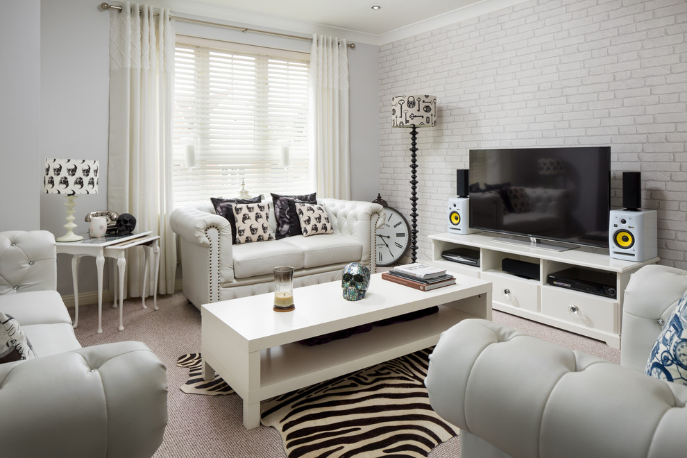 Modern inredning av ett litet separat vardagsrum, med vita väggar, heltäckningsmatta och en fristående TV