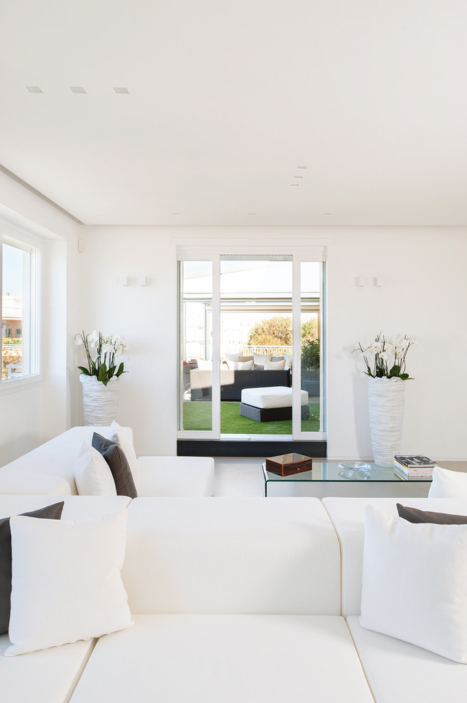 Стильный дизайн: большая открытая гостиная комната в современном стиле с белыми стенами - последний тренд
