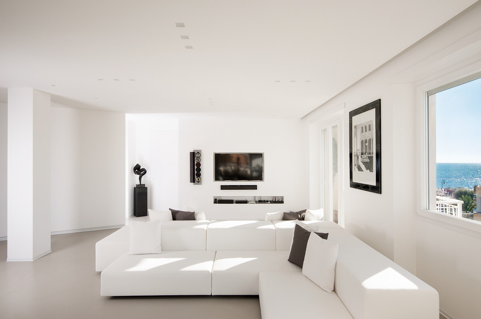 Modelo de salón actual con paredes blancas, suelo de baldosas de porcelana y televisor colgado en la pared