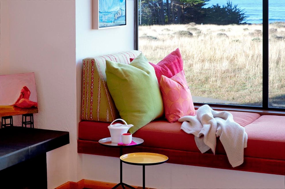 Offenes Eklektisches Wohnzimmer mit beiger Wandfarbe, braunem Holzboden, Kamin und TV-Wand in San Francisco
