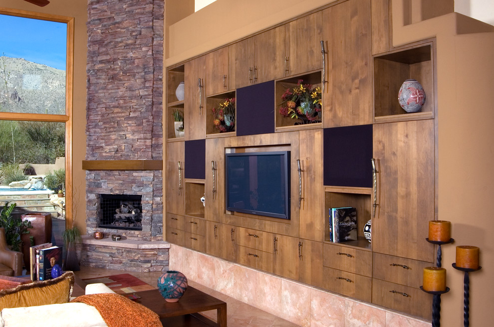 На фото: большая открытая гостиная комната в современном стиле с коричневыми стенами, стандартным камином, фасадом камина из камня и мультимедийным центром