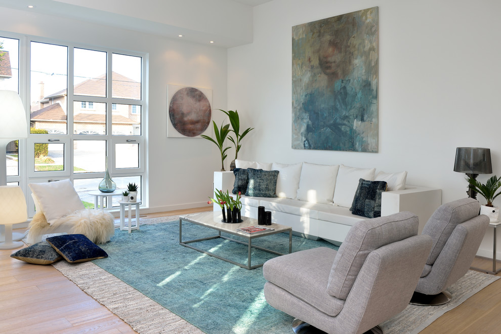 Esempio di un soggiorno contemporaneo di medie dimensioni e chiuso con pareti bianche, parquet chiaro, sala formale e pavimento beige