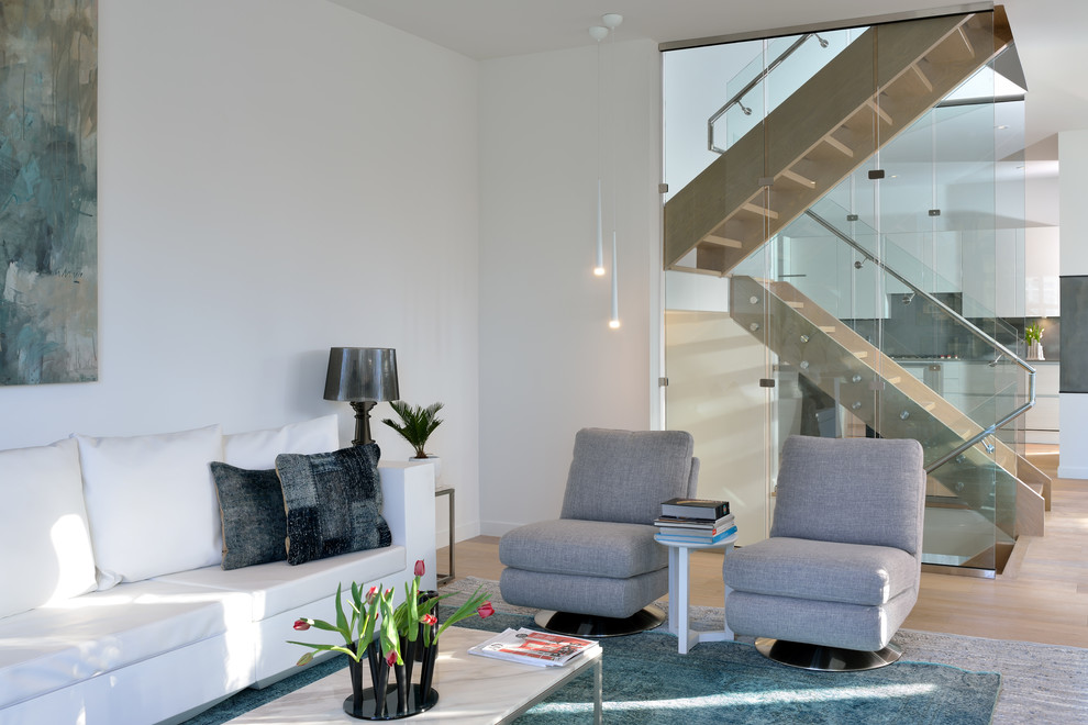 Esempio di un soggiorno design di medie dimensioni e chiuso con pareti bianche, parquet chiaro, sala formale e pavimento beige