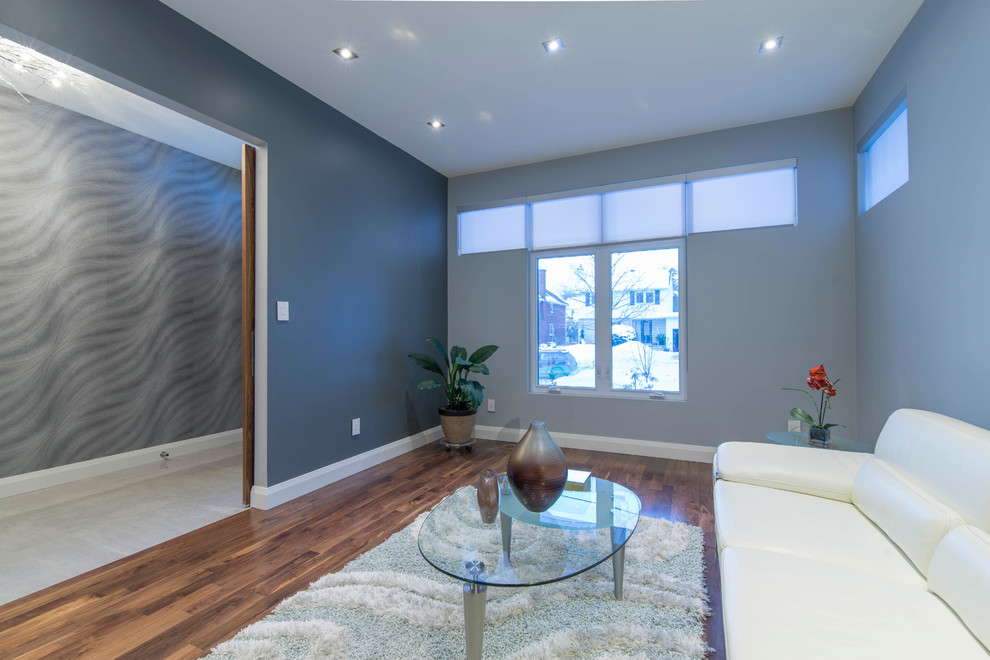Foto di un soggiorno moderno di medie dimensioni e chiuso con sala formale, pareti grigie, pavimento in legno massello medio, nessuna TV e pavimento marrone