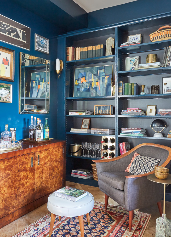 Стильный дизайн: гостиная комната в стиле фьюжн с синими стенами, паркетным полом среднего тона и коричневым полом - последний тренд