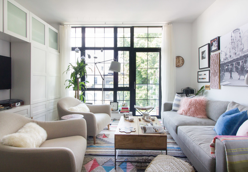 Kleines, Offenes Modernes Wohnzimmer ohne Kamin mit weißer Wandfarbe in New York