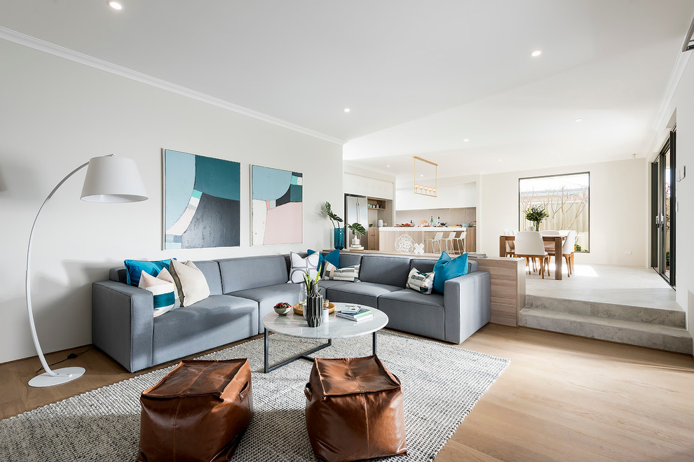 Offenes Modernes Wohnzimmer mit grauer Wandfarbe und braunem Holzboden in Perth