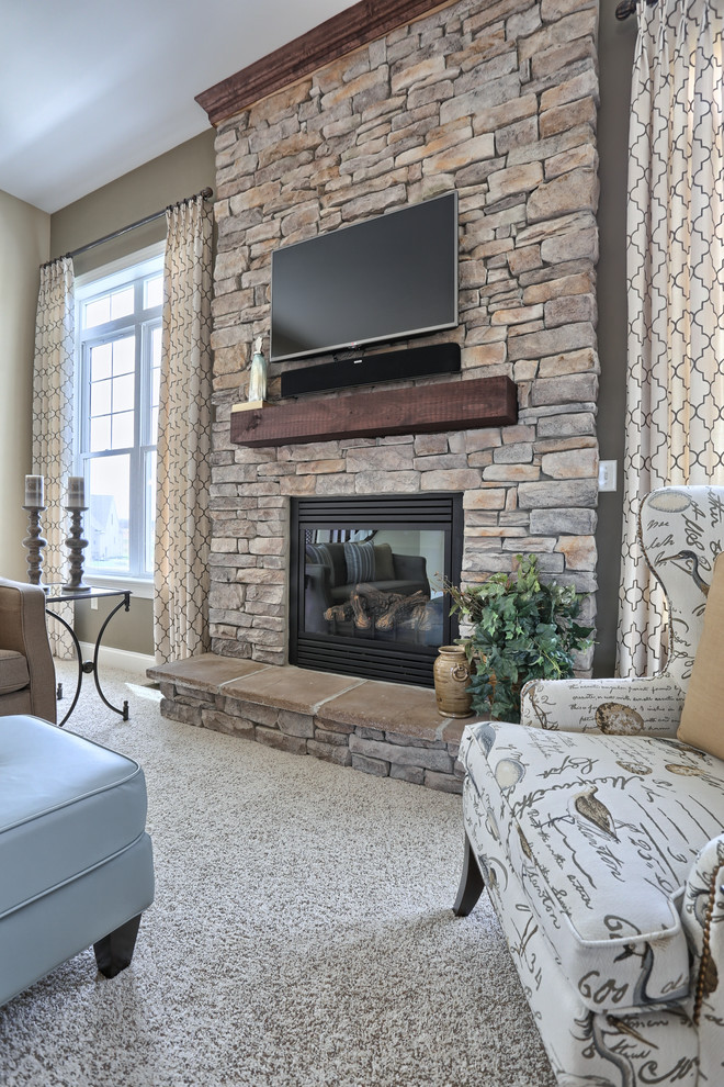 フィラデルフィアにある広いコンテンポラリースタイルのおしゃれなLDK (茶色い壁、カーペット敷き、標準型暖炉、石材の暖炉まわり、壁掛け型テレビ、ベージュの床) の写真