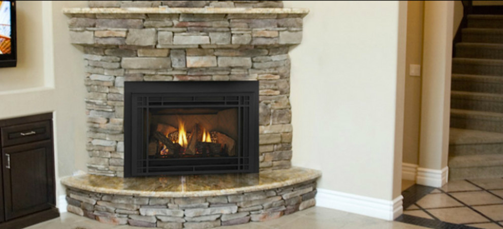 デンバーにある中くらいなラスティックスタイルのおしゃれなリビング (標準型暖炉、マルチカラーの壁、テレビなし、セラミックタイルの床、石材の暖炉まわり) の写真