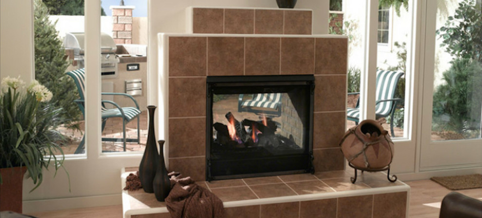 デンバーにある中くらいなラスティックスタイルのおしゃれなリビング (マルチカラーの壁、標準型暖炉、テレビなし、淡色無垢フローリング、タイルの暖炉まわり) の写真