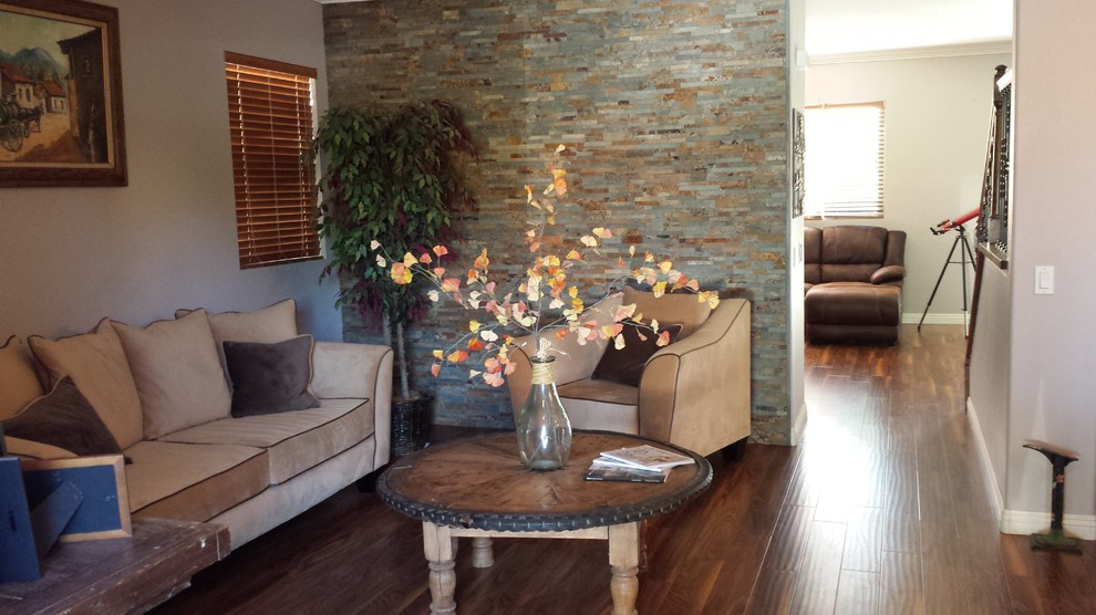 Esempio di un soggiorno minimal di medie dimensioni e aperto con sala formale, pareti multicolore e pavimento in legno massello medio