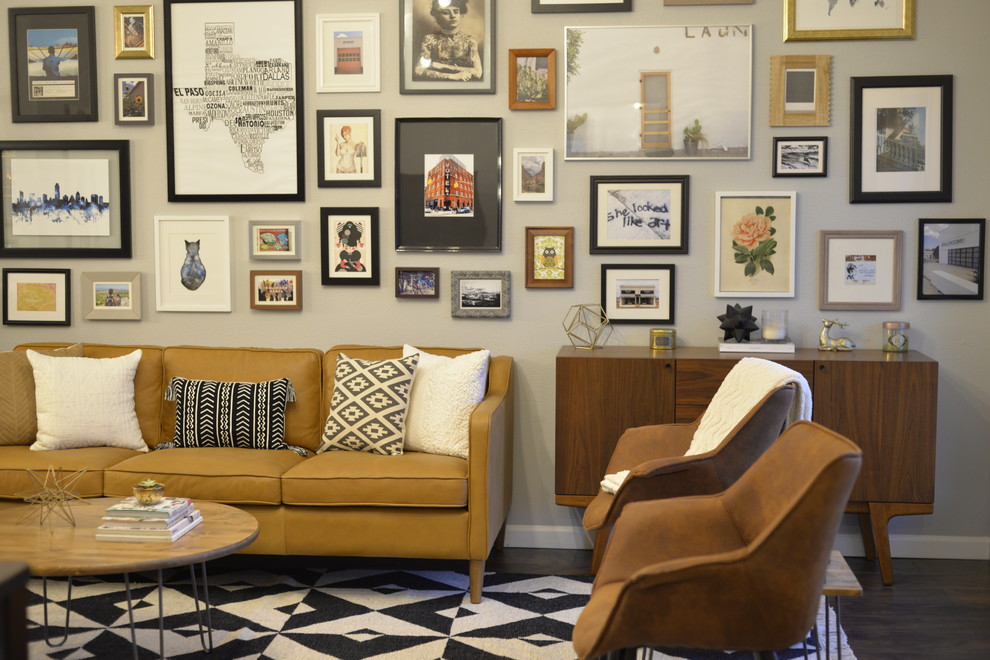 На фото: гостиная комната в стиле фьюжн с серыми стенами, темным паркетным полом и коричневым полом