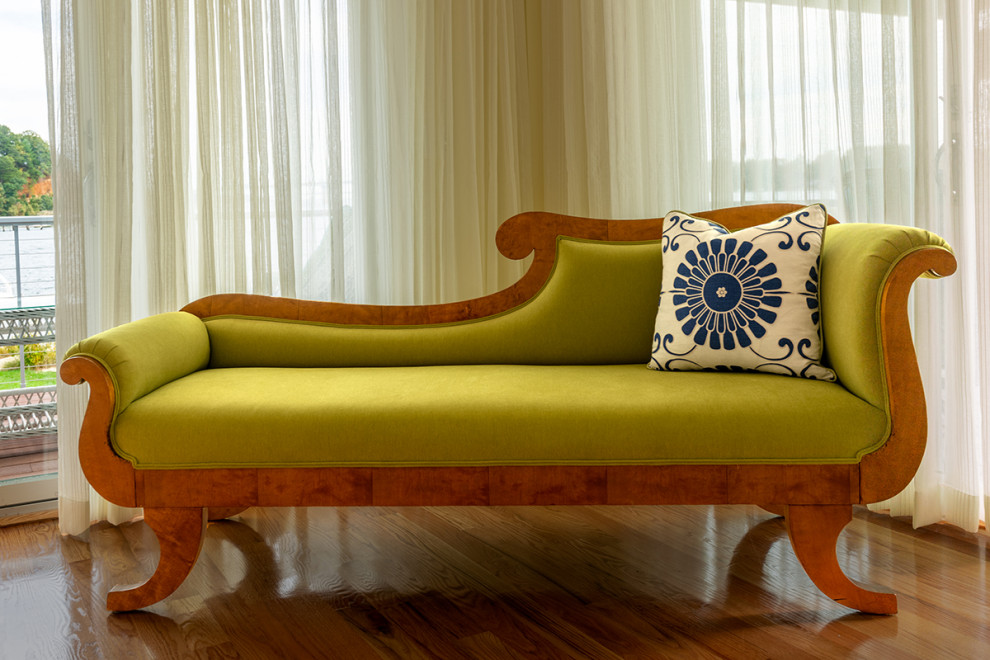 Esempio di un soggiorno stile marinaro di medie dimensioni e chiuso con pareti beige, pavimento in legno massello medio e pavimento marrone