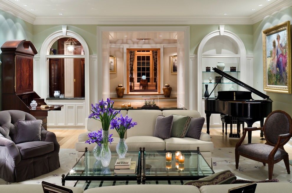 Стильный дизайн: изолированная гостиная комната в классическом стиле с музыкальной комнатой, зелеными стенами и светлым паркетным полом без телевизора - последний тренд