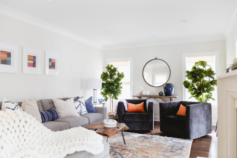 Idee per un soggiorno classico con pareti grigie, parquet scuro e pavimento marrone