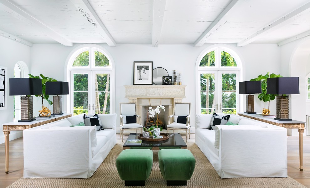 Foto di un soggiorno chic con pareti bianche, pavimento in legno massello medio, camino classico e pavimento marrone