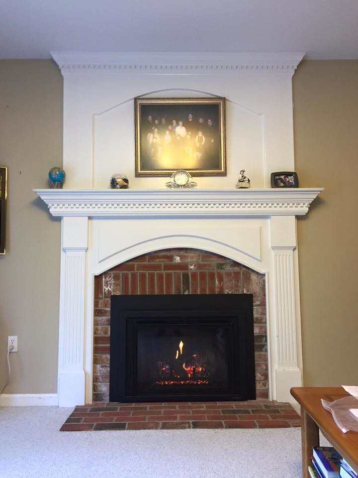 Mittelgroßes, Repräsentatives Klassisches Wohnzimmer mit beiger Wandfarbe, Teppichboden, Kamin, Kaminumrandung aus Backstein und weißem Boden in Orange County