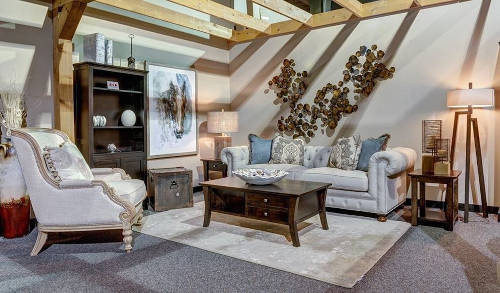 Foto di un soggiorno shabby-chic style di medie dimensioni e aperto con pareti beige, moquette e pavimento grigio