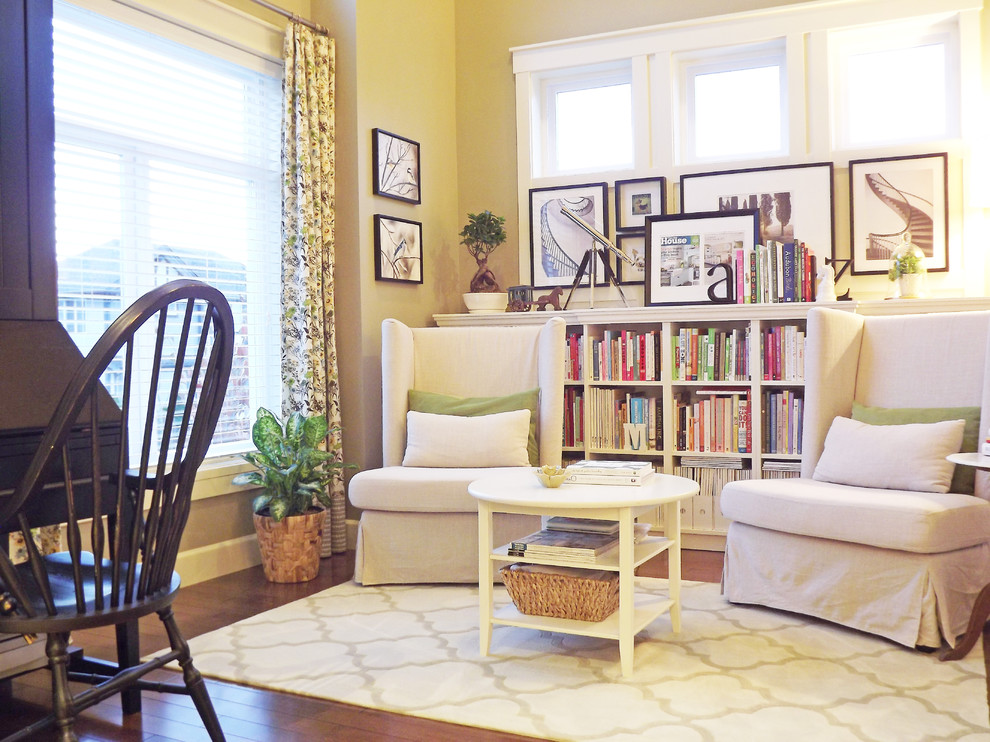 Aménagement d'un salon romantique avec une bibliothèque ou un coin lecture et un mur beige.