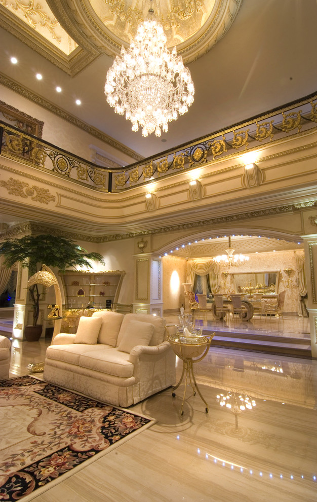Idée de décoration pour un très grand salon tradition ouvert avec un mur beige.