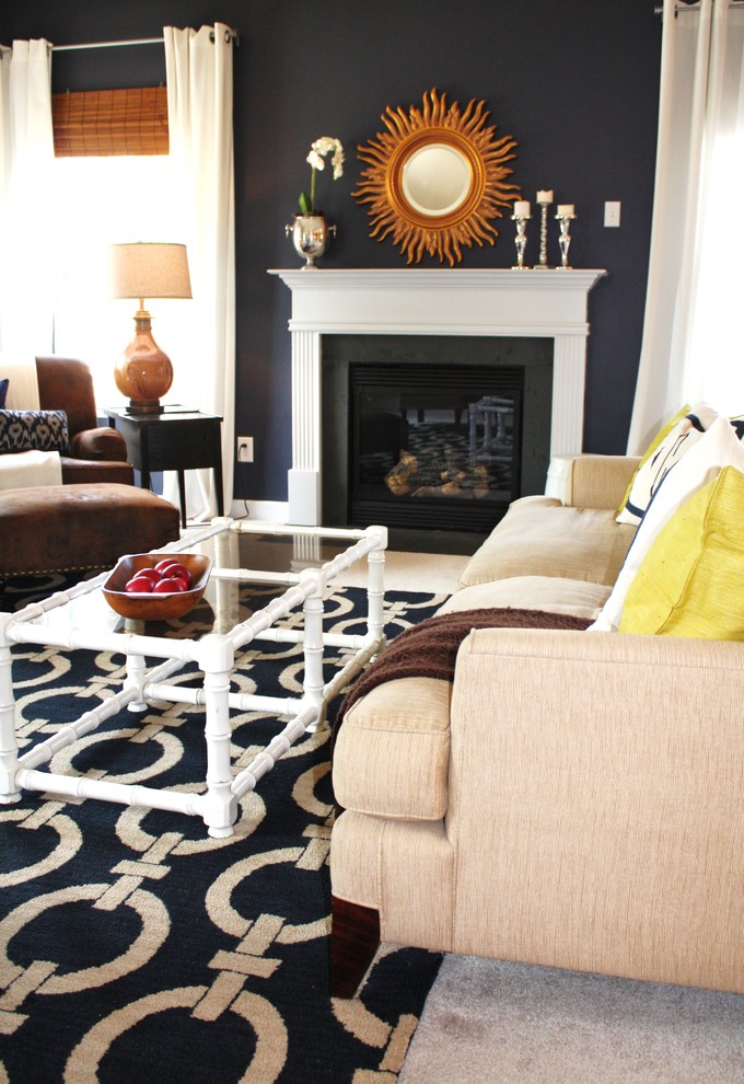 Идея дизайна: гостиная комната в стиле неоклассика (современная классика) с синими стенами, стандартным камином и ковром на полу