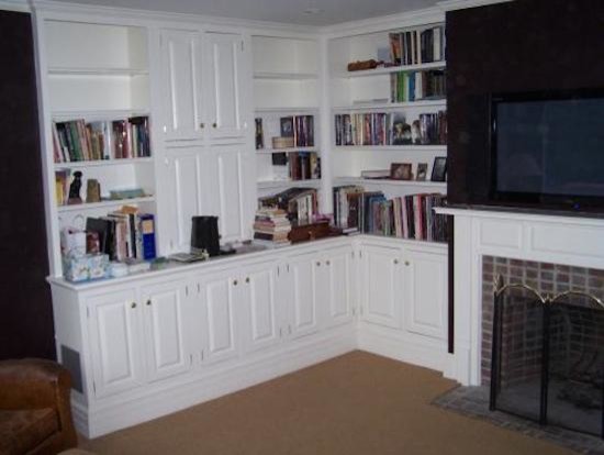 Пример оригинального дизайна: изолированная гостиная комната среднего размера в классическом стиле с с книжными шкафами и полками, белыми стенами, ковровым покрытием, стандартным камином, фасадом камина из кирпича и мультимедийным центром