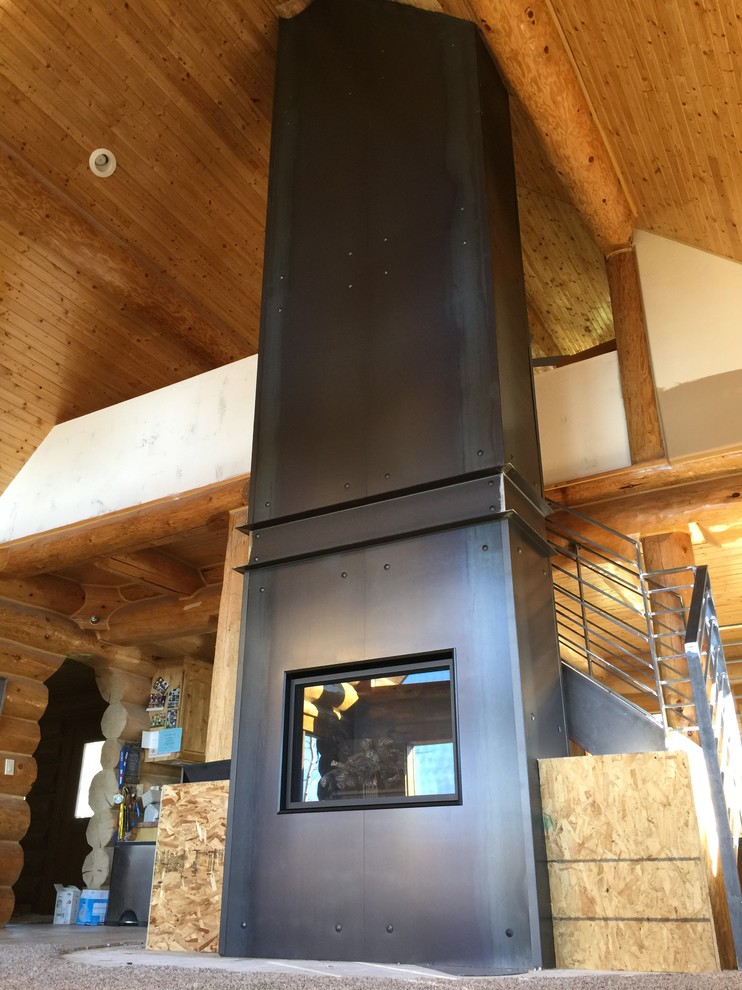 ソルトレイクシティにある高級な中くらいなトラディショナルスタイルのおしゃれなリビング (茶色い壁、カーペット敷き、標準型暖炉、金属の暖炉まわり、テレビなし、ベージュの床) の写真