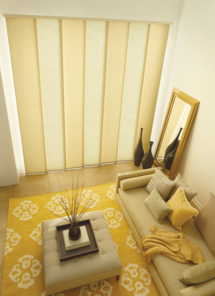 Пример оригинального дизайна: парадная, открытая гостиная комната среднего размера в стиле неоклассика (современная классика) с белыми стенами и бетонным полом без телевизора